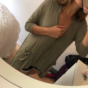 Green short sleeve cardigan with buttons + pockets